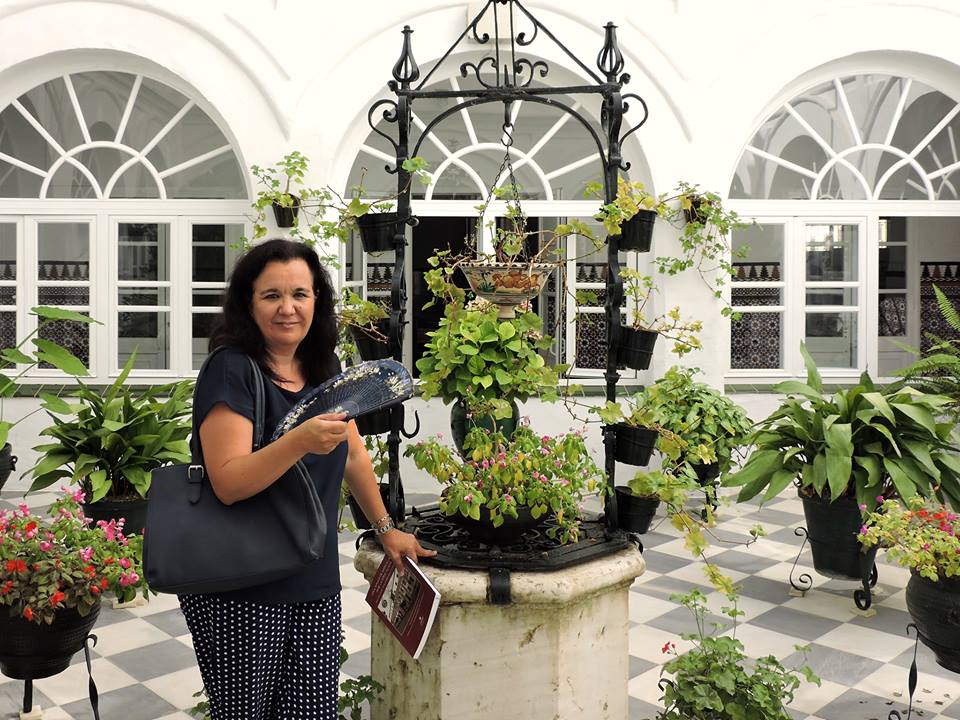 La autora Carmen Orcero, en el patio del colegio donde destacó con sus primeros escritos.