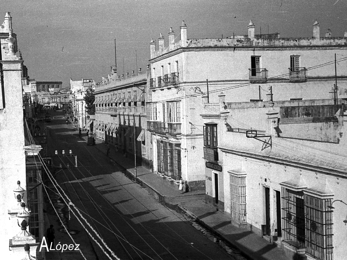 Parte de la vivienda de Concepción Pelegero junto a Capitanía, antes de su derribo. Archivo Ángel López.