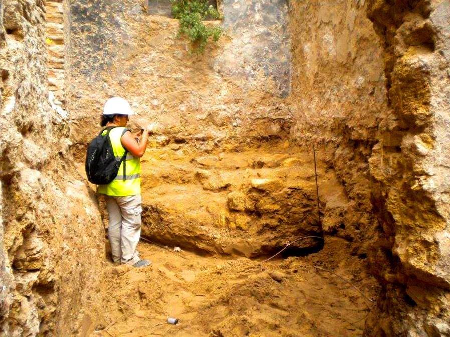 la-islena-veronica-gomez-prosigue-su-labor-arqueologica-en-san-roque-y-arcos-de-la-frontera-1