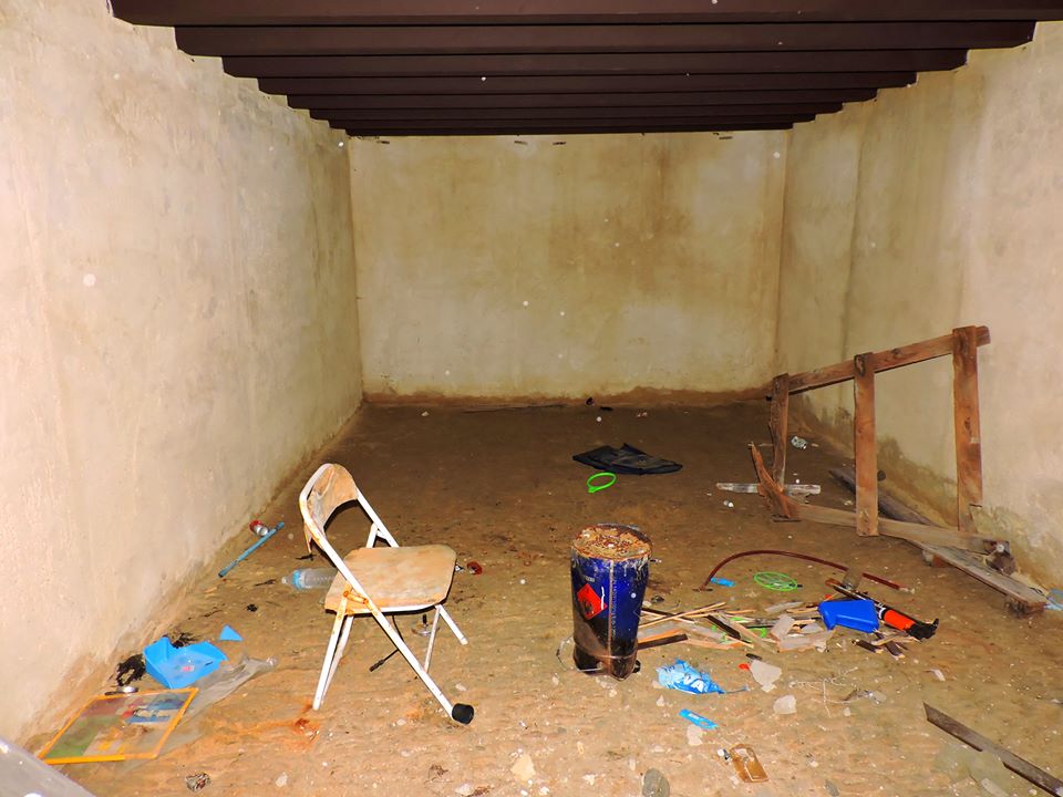 Interior del almacén de San Ignacio: tapiado sin limpiar.
