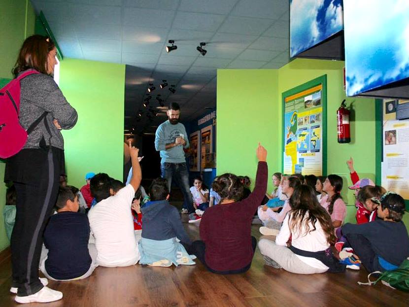 Uno de los monitores imparte un taller en la Fundación Migres.