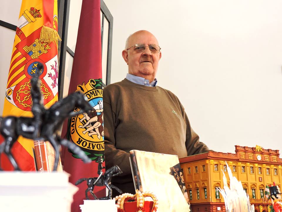 El artista, Manuel Romero, posa con la maqueta del Ayuntamiento isleño.