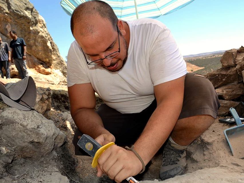 Antonio Barrena en plena campaña de excavación.