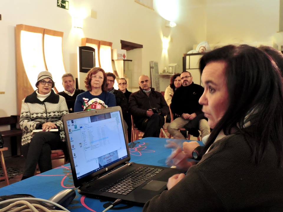 Orcero toma la palabra frente a los lectores de 'Un titular para un crimen'.