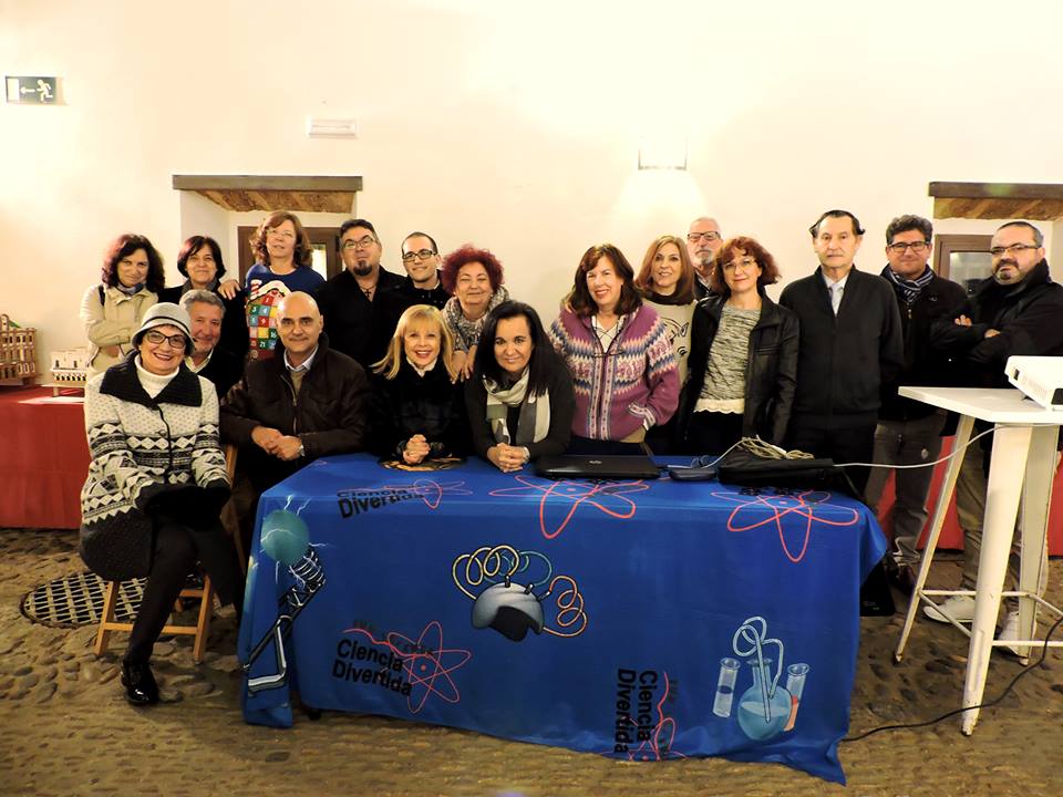 Foto de familia con los miembros de la Tertulia Rayuela y allegados.