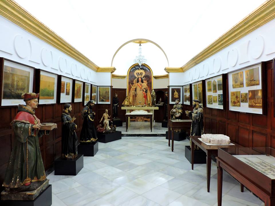 Colección de exvotos y piezas religiosas procedentes de San Francisco en la antigua capilla de Capitanía.