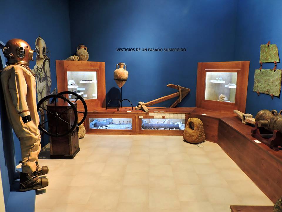 Sala dedicada a la arqueología subacuática con restos de diferentes épocas.