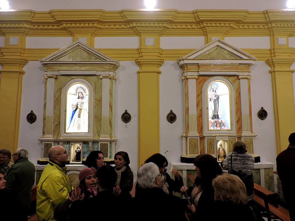 Retablos laterales de María Santísima de Gracia y la Virgen del Carmen y Ánimas.