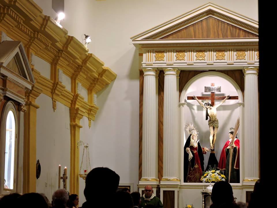 Altar mayor de la capilla con los titulares de la Vera Cruz.