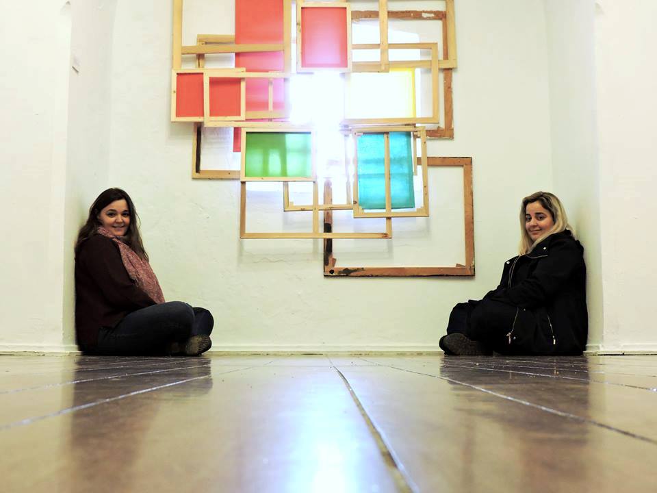 Lucía (Izda.) y Rosa (Dcha.) frente a una instalación artística de 'El Giro'.
