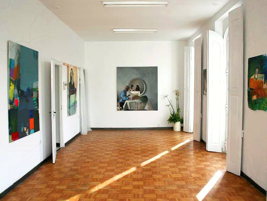 Interior de la sala expositiva con las obras de Dodero, Bengoechea y Barrera.