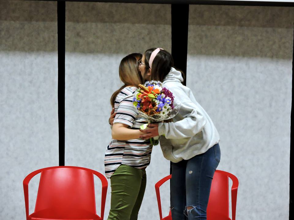 MJ López recibe un ramo de flores de sus alumnos.