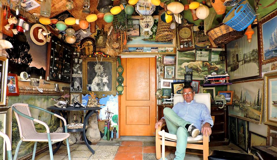El propietario sentado en el interior de 'El Málaga', en La Casería.