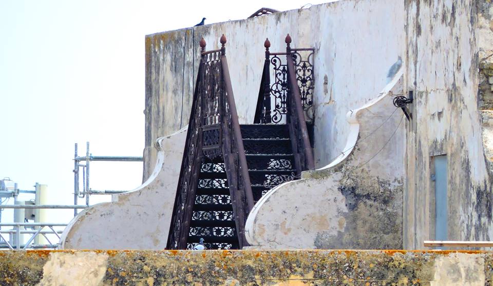 Escalera encargada a la fábrica San Antonio que sirvió de acceso a la biblioteca en su primera ubicación.