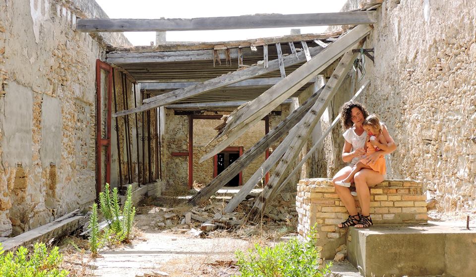 Virginia Martínez y su hija en la antigua sala de molienda. Al fondo, 'el cuarto de Juan'.