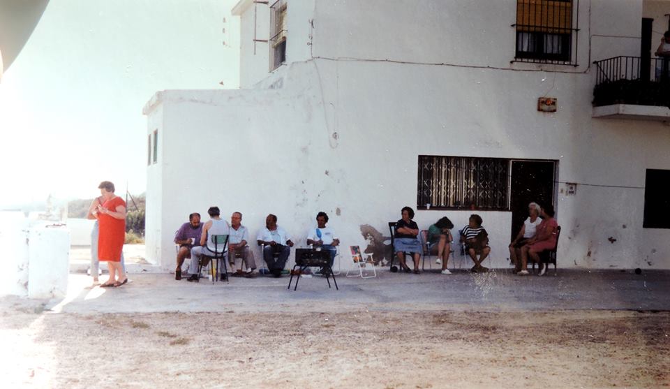 Abuelos, padres, tíos y primos durante una tarde de verano en Río Arillo.