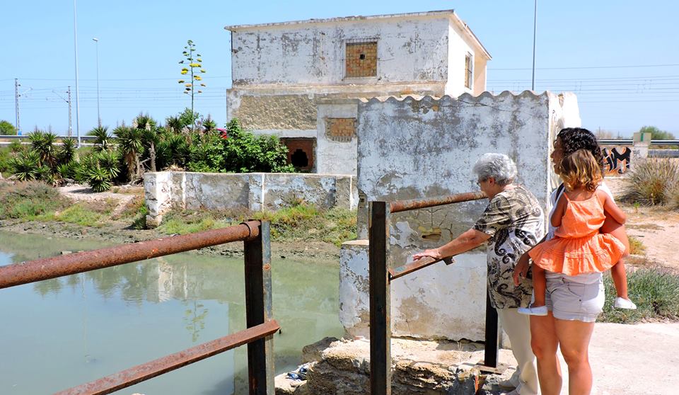 Margari, Virginia y Mireia; tres generaciones de una familia salinera. Al fondo, la que fue su casa.