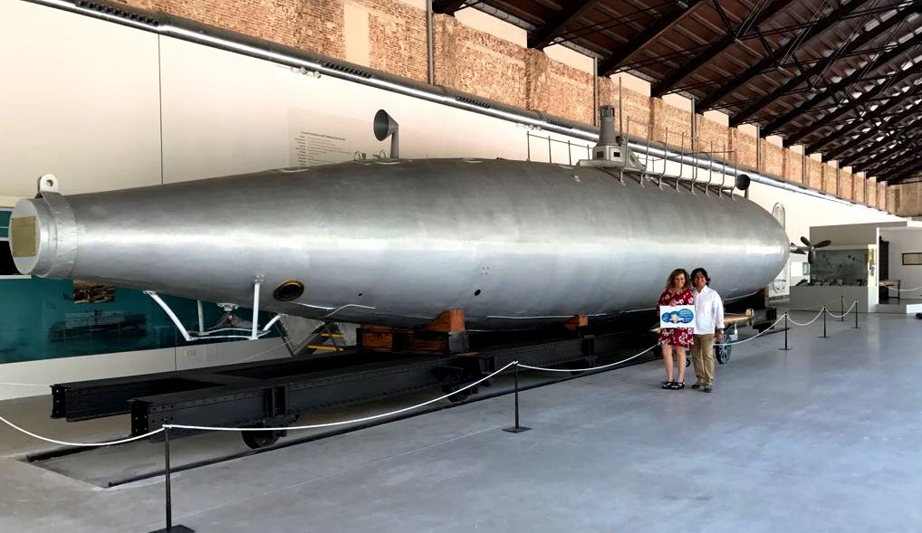 El entrevistado posa junto al Submarino Peral, en Cartagena.