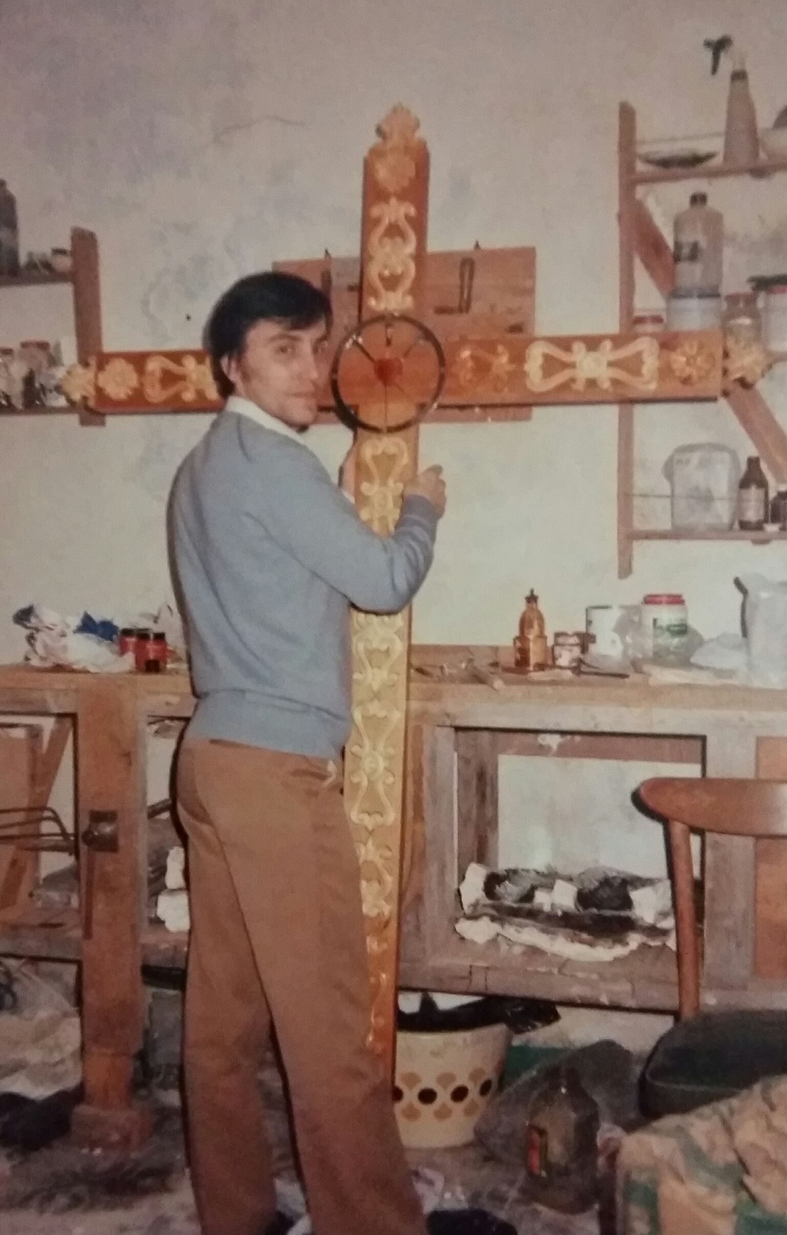 Cristóbal Cepillo en su taller con la antigua Cruz de Guía de El Perdón.